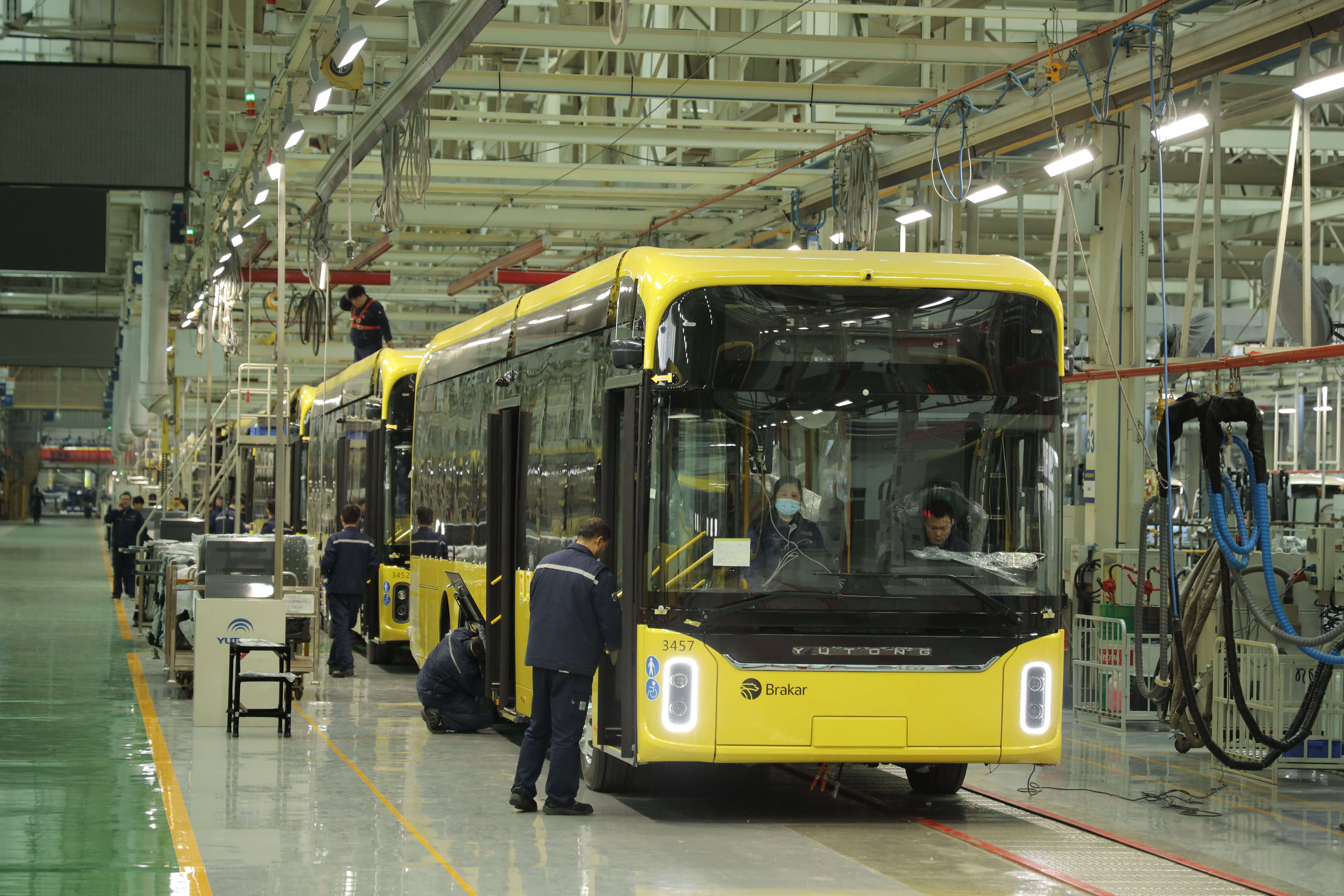 9856253662095172 宇通新能源汽车等待出厂.jpg